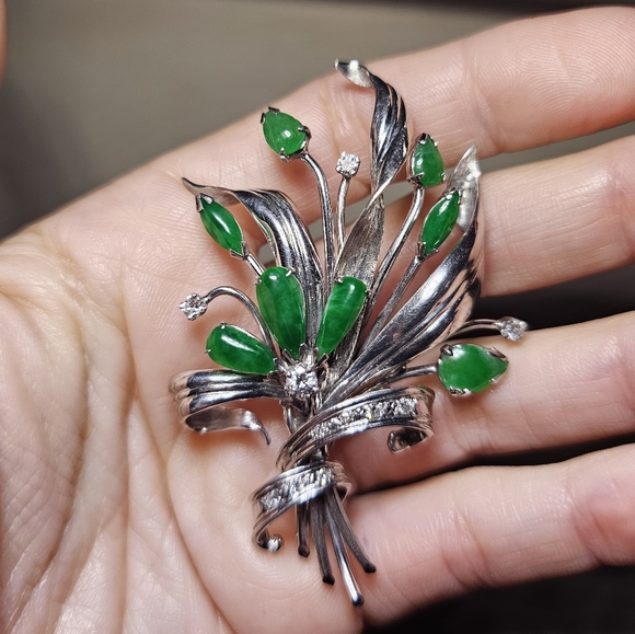 Jewelry - 14k Jadeite Jade diamond brooch